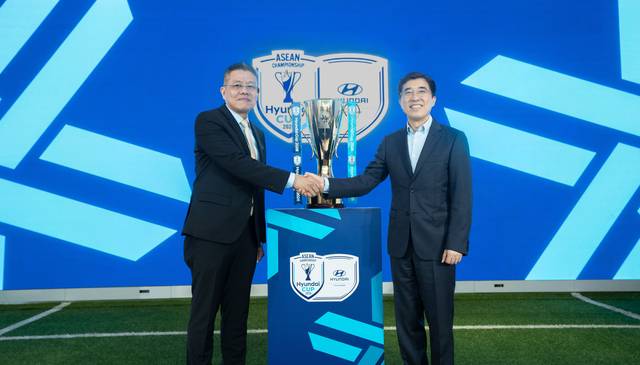 현대자동차가 후원하는 ‘아세안 현대컵’의 공식 출범을 알리며 악수하는 키에프 사메스(왼쪽) 동남아시아축구연맹 회장과 김성남(오른쪽) 현대차 아태권역본부장. 현대차 제공.