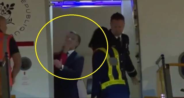 부인 브리지트 마크롱 여사에게 안면을 얻어맞는 모습이 포착된 에마뉘엘 마크롱 프랑스 대통령. 미디 리브레