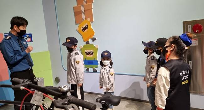 순천만잡월드를 찾은 어린이들이 미래 경찰관 체험을 하고 있다.