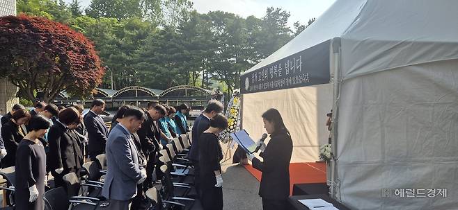 26일 서울시교육청 앞에 마련된 제주 교사 추모공간에서 추모식 참가자들이 묵념을 하고 있다. 김용재 기자