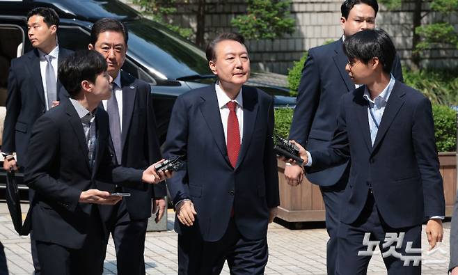 윤석열 전 대통령이 26일 서울 서초구 서울중앙지방법원에서 열린 내란 우두머리 혐의ㆍ직권남용 권리행사 방해 혐의 사건 5차 공판에 출석하고 있다. 사진공동취재단