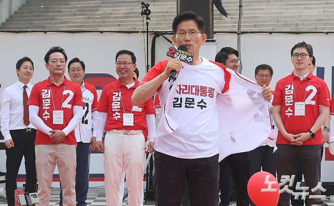 김문수 국민의힘 대선 후보가 26일 오후 경기 용인 포은아트갤러리 광장에서 열린 "내일의 기적을 만들" 집중유세에서 유권자들에게 "자신은 방탄조끼를 안 입었다"라며 겉옷을 열어젖히고 있다. 용인=황진환 기자