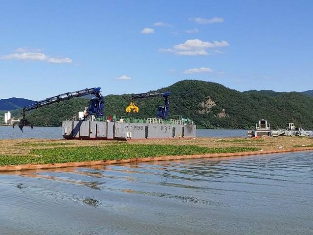 ▲팔당호 유해수초 제거작업 현장 ⓒ경기도