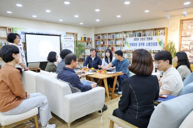 ▲이승화 산청군수가 민원담당 직원들과 간담회 가지고 있다. ⓒ산청군