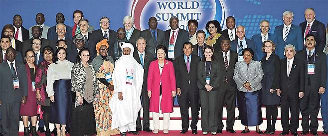 2020년 2월4일 ‘공생·공영·공의를 통한 세계평화 실현과 한반도 통일’을 주제로 열린 ‘월드 서밋(World Summit) 2020’ 총회에서 세계평화통일가정연합 한학자 총재(가운데)와 훈 센 전 캄보디아 총리, 반기문 전 유엔사무총장 등 세계 지도자들이 기념 촬영을 하고 있다. 세계일보 자료사진