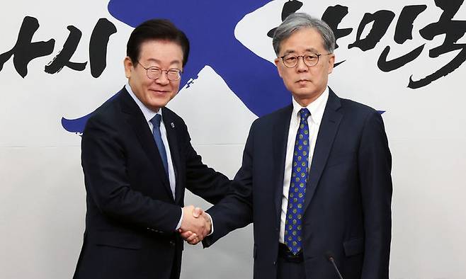 이재명(왼쪽) 더불어민주당 대표가 지난2월7일 오전 서울 여의도 국회에서 최고위원회의에 앞서 김현종 전 청와대 국가안보실 2차장에게 외교안보좌관 임명장을 전달한 뒤 기념촬영하고 있다. 뉴시스