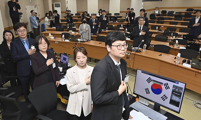 26일 경기도 고양시 사법연수원에서 열린 전국법관대표회의에서 의장을 맡은 김예영 서울남부지법 부장판사(앞줄 오른쪽 세번째)를 비롯한 참석자들이 국기에 경례를 하고 있다. 연합뉴스