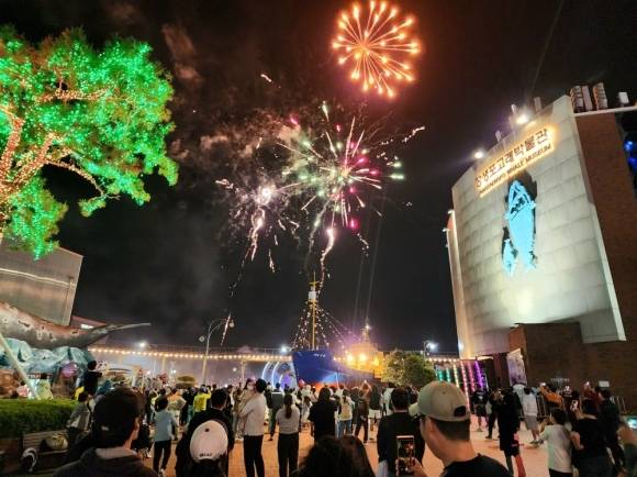 울산 남구는 매주 토요일 장생포 고래문화특구에서 불꽃쇼를 진행한다. 방문객들이 불꽃쇼를 보며 즐거워하고 있다. 울산 남구 제공