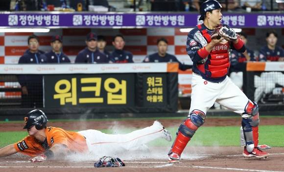 몸을 던진 득점, 총알탄 사나이 한화 노시환 - 23일 대전 한화생명볼파크에서 열린 ‘2025 신한 SOL 뱅크 KBO리그’ 프로야구 한화 이글스와 롯데 자이언츠 경기에서 6회말 1사 한화 황영묵의 타구에 3루주자 노시환이 홈으로 들어오며 득점하고 있다. 2025.5.23/뉴스1