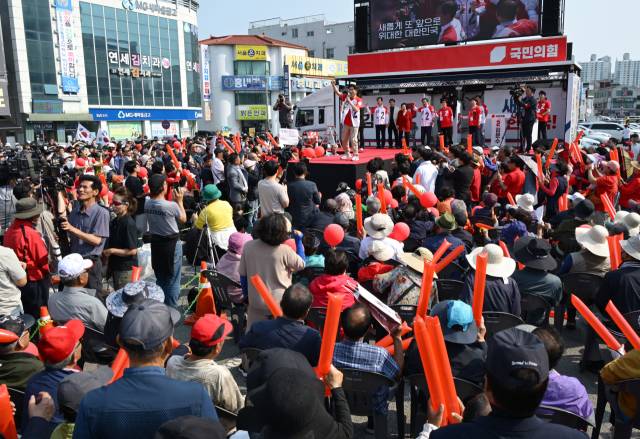 김문수 국민의힘 대선 후보가 25일 충남 홍성군 홍성읍 내포로에서 열린 유세에서 지지를 호소하고 있다. 홍성=성형주 기자 2025.05.25