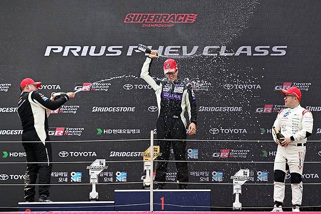 포디엄 정상에 오른 이율이 스스로에게 샴페인을 뿌리고 있다. 사진: 김학수 기자