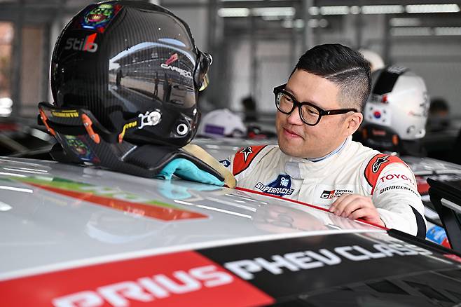 레이스를 준비 중인 송형진. 사진: 김학수 기자