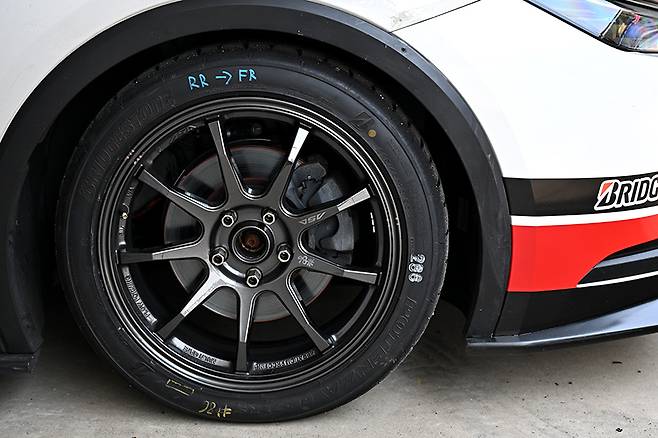 프리우스 PHEV 클래스에 공급되는 RE71RS는 '초고성능 타이어'다. 사진: 김학수 기자