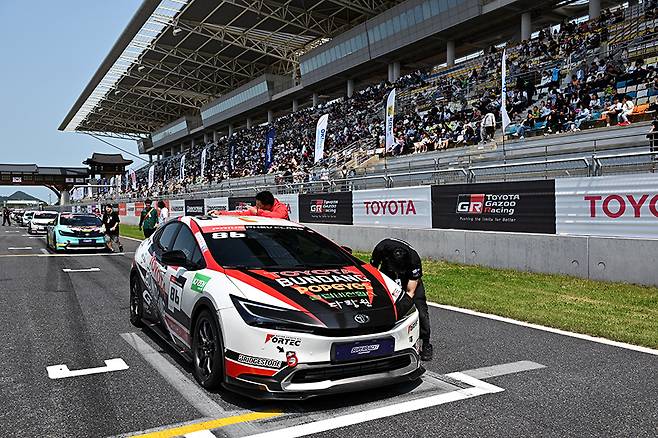 그리드에 정렬한 프리우스 PHEV 레이스카들. 사진: 김학수 기자