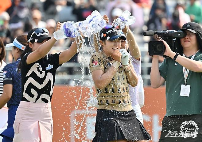 25일 E1 채리티 우승 뒤 동료들의 축하 물 세례를 받고 있는 박현경. 사진제공 | KLPGA