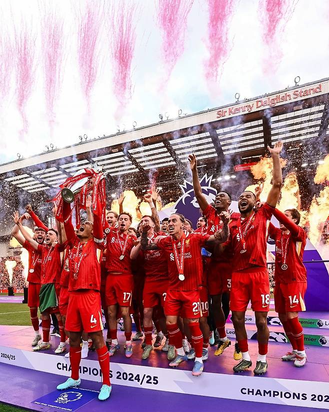 리버풀이 26일(한국시간) 크리스털 팰리스와 EPL 38라운드 최종전 홈경기가 끝난 뒤 리그 우승 세리머니를 펼치고 있다. 사진출처|리버풀 페이스북