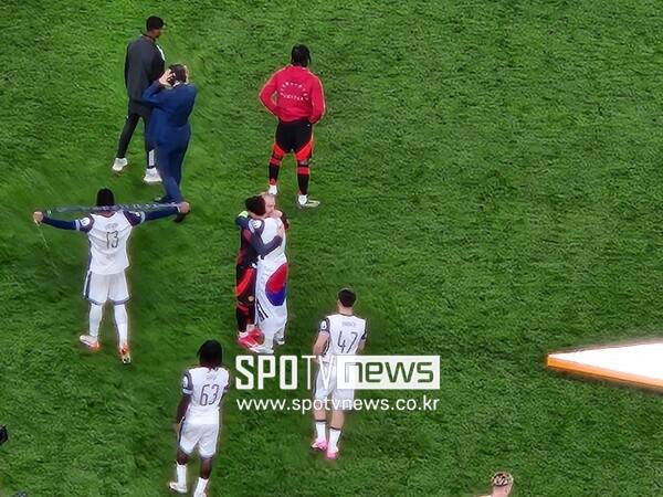 ▲ 유로파리그 결승전이 토트넘 홋스퍼의 1-0 승리와 우승으로 끝난 뒤 손흥민은 맨체스터 유나이티드 미드필더 크리스티안 에릭센에게 다가가 안기며 대화를 나눴다. 에릭센은 토트넘 시절 손흥민과 환상 호흡을 자랑했다.