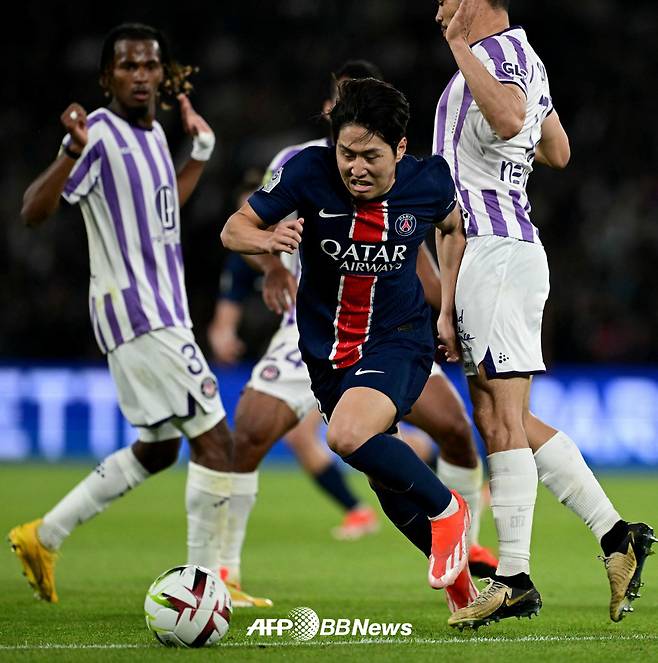 수비수들 사이를 돌파하고 있는 파리 생제르맹(PSG) 이강인. /AFPBBNews=뉴스1