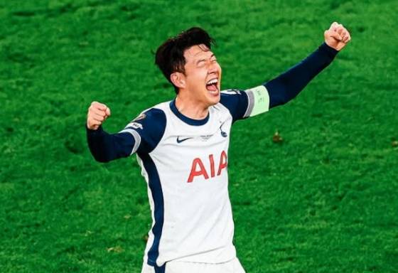 손흥민이 지난 22일(한국시간) 스페인 빌바오의 산 마메스 경기장에서 열린 열린 토트넘 대 맨유의 '2024~2025시즌 유럽축구연맹(UEFA) 유로파리그(UEL)' 결승전에서 우승 후 환하게 웃고 있다. /사진=토트넘 공식 SNS 갈무리