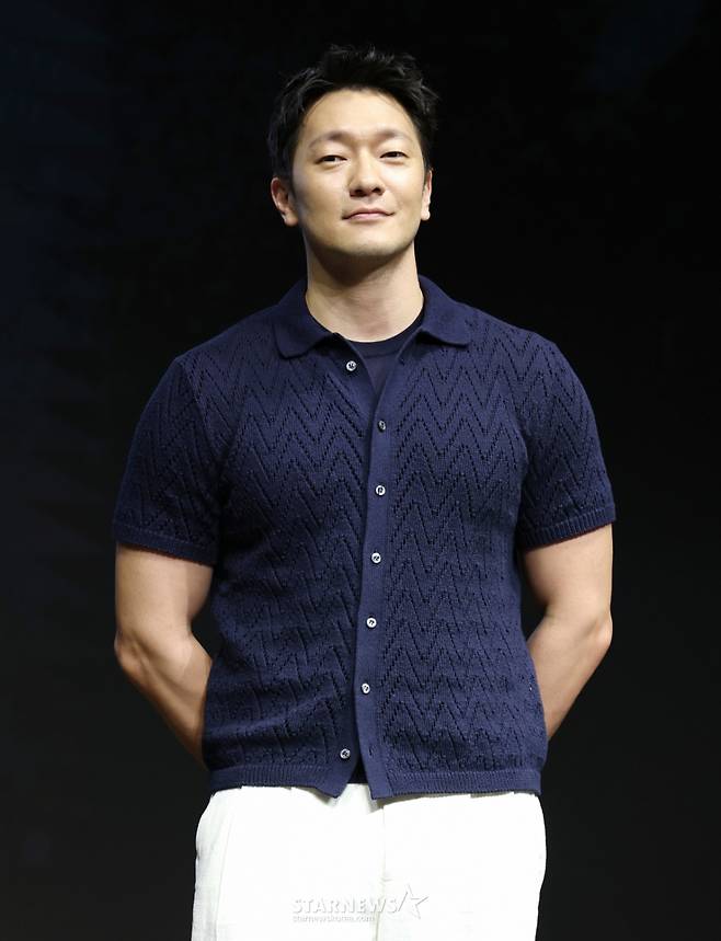 (서울=뉴스1) 권현진 기자 = 배우 손석구가 14일 서울 종로구 JW 메리어트 동대문 스퀘어 서울에서 열린 디즈니+ 오리지널 시리즈 '나인 퍼즐' 제작발표회에서 포즈를 취하고 있다. '나인 퍼즐'은 10년 전, 미결 사건의 유일한 목격자이자 현직 프로파일러인 '이나'(김다미 분)와 그를 끝까지 용의자로 의심하는 강력팀 형사 '한샘'(손석구 분)이 의문의 퍼즐 조각과 함께 다시 시작된 연쇄살인 사건의 비밀을 파헤치는 추리 스릴러다. 2025.5.14/뉴스1 Copyright (C) 뉴스1. All rights reserved. 무단 전재 및 재배포, AI학습 이용 금지. /사진=(서울=뉴스1) 권현진 기자