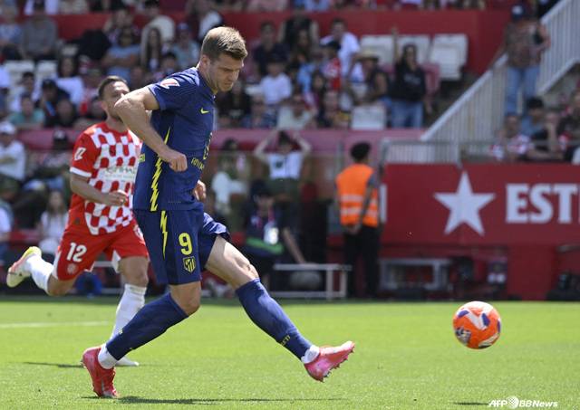 알렉산데르 쇠를로트(왼쪽)의 득점 장면. /AFPBBNews=뉴스1