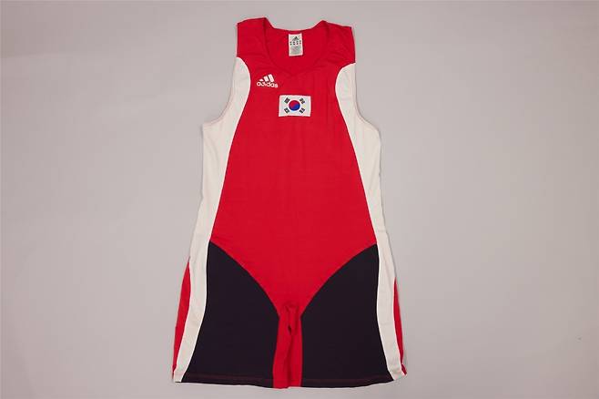 2008 베이징올림픽 당시 입었던 역도 선수복. /사진=문화체육관광부 제공