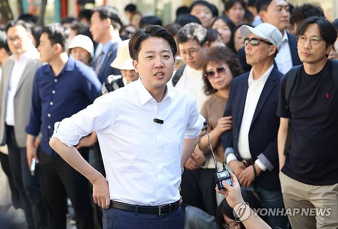 유세 전 발언하는 이준석 대선후보 (서울=연합뉴스) 김성민 기자 = 개혁신당 이준석 대선후보가 25일 서울 종로구 종묘 인근 서순라길에서 유세 시작 전 발언하고 있다. 2025.5.25 ksm7976@yna.co.kr