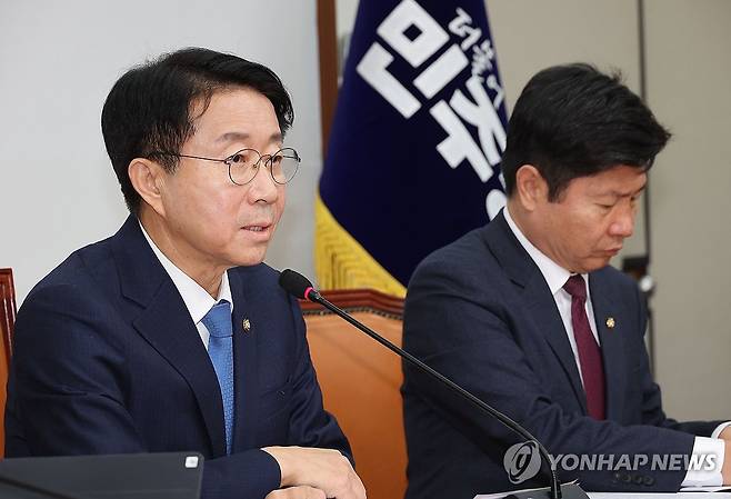 더불어민주당 방미의원단 기자간담회 (서울=연합뉴스) 박동주 기자 = 23일 오후 국회에서 열린 더불어민주당 방미의원단 기자간담회에서 조정식 의원이 발언하고 있다. 2025.1.23 pdj6635@yna.co.kr