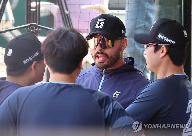 롯데 투수들과 이야기하는 감보아 (부산=연합뉴스) 강선배 기자 = 18일 부산 사직야구장에서 열린 프로야구 2025 신한 SOL 뱅크 KBO리그 삼성 라이온즈와 롯데 자이언츠의 경기. 새 외국인 투수 감보아가 롯데 투수들과 이야기하고 있다. 2025.5.18 sbkang@yna.co.kr