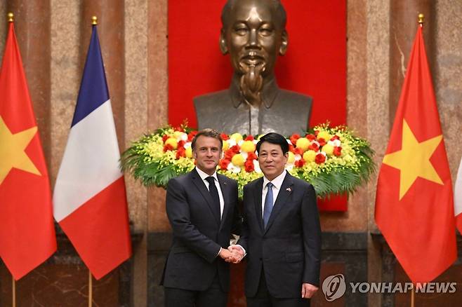 마크롱 베트남 국빈방문 (하노이 AP=연합뉴스) 26일(현지시간) 베트남 하노이를 국빈 방문한 에마뉘엘 마크롱 프랑스 대통령(왼쪽)이 르엉 끄엉 베트남 국가주석과 악수하고 있다. 2025.05.26