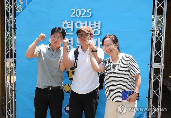 '자랑스러운 우리 아들 잘 다녀와' (논산=연합뉴스) 이주형 기자 = 26일 충남 논산시 육군훈련소로 입영하는 한 장병이 가족이 병무청이 주관한 '현역 입영문화제(청춘 예찬 콘서트)' 행사에 참여하며 기념사진을 찍고 있다. 2025.5.26 coolee@yna.co.kr