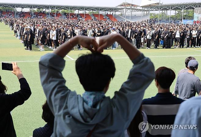 '아들아, 멋진 군인 되거라' (논산=연합뉴스) 이주형 기자 = 26일 충남 논산시 육군훈련소로 입영하는 장병 가족들이 병무청 '현역 입영문화제(청춘 예찬 콘서트)'를 관람 후 입대하는 아들을 배웅하고 있다. 2025.5.26 coolee@yna.co.kr