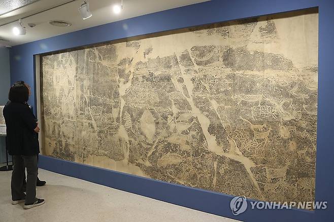 반구대 암각화 탁본 (서울=연합뉴스) 강민지 기자 = 25일 서울 중구 동국대 박물관에서 열린 특별전 '보묵천향(寶墨天香)―보배로운 먹, 하늘의 향기' 개막식에서 참석자들이 '반구대 암각화 탁본'을 살펴보고 있다. 2025.3.25 mjkang@yna.co.kr