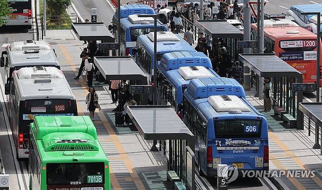 버스노조, 교섭 결렬 시 동시파업 (서울=연합뉴스) 이진욱 기자 = 한국노총 전국자동차노조연맹은 8일 전국 대표자회의를 열고 서울, 부산, 인천, 경기 등 22개 지역 전국자동차노동조합연맹 산하 시내버스 노조가 노사교섭 결렬 시 오는 28일 동시 총파업을 예고했다. 사진은 8일 서울역 앞 버스환승센터 정류장 버스 모습. 2025.5.8 cityboy@yna.co.kr