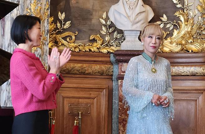 프랑스 최고 문화예술훈장받은 소프라노 조수미 (파리=연합뉴스) 송진원 특파원 = 소프라노 조수미가 26일(현지시간) 프랑스 파리 오페라 코미크에서 플뢰르 펠르랭(좌) 전 프랑스 문화부 장관에게 최고 등급의 문화예술공로훈장을 받았다. san@yna.co.kr. 2025.05.26.