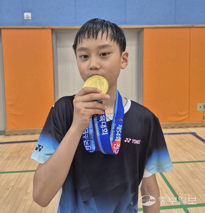 27일 경남 밀양시배드민턴경기장에서 열린 제54회 전국소년체육대회 남자 12세이하부 단체전서 MVP로 선정된 유태웅(수원 태장초)가 기념사진을 찍고 있다. 이건우기자