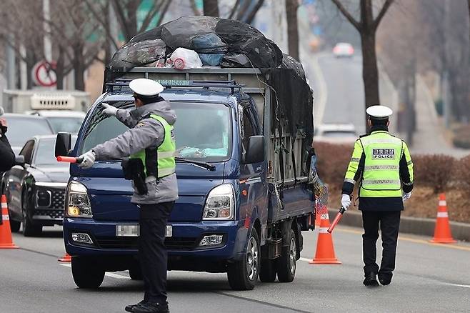 서울 강남구 일대에서 경찰이 불법 행위 차량을 단속하고 있다. 연합뉴스