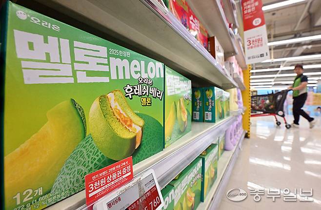 농심 '메론킥'의 흥행으로 '멜론맛 열풍'이 올여름 디저트 업계를 선도하고 있는 가운데 27일 오후 수원시 한 대형마트에 멜론맛 제품이 진열돼 있다. 김경민기자