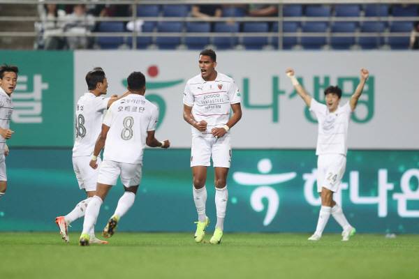 27일 대전월드컵경기장에서 열린 대전-포항간 하나은행 K리그1 16라운드 경기 전반 36분 역전골을 터뜨린 조르지가 동료들과 함께 세리머니를 펼치고 있다. 사진제공 포항스틸러스