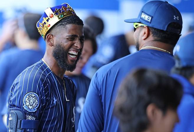 지난 25일 대구 삼성라이온즈파크에서 열린 '2025 신한 SOL 뱅크 KBO리그' 삼성 라이온즈와 KIA 타이거즈 경기에 디아즈가 홈런을 친 후 환호하고 있다. <삼성 라이온즈 제공>