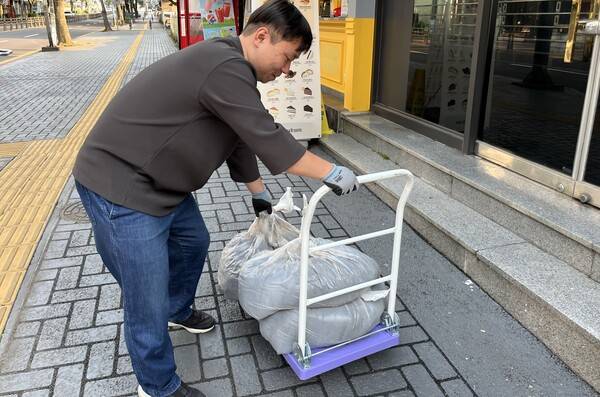 카페에서 커피박을 수거하는 모습.