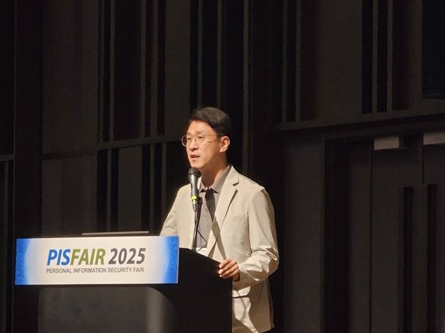 이진규 네이버 개인정보보호책임자(CPO)가 27일 서울 강남구 코엑스에서 열린 개인정보보호페어(PIS FAIR)에서 키노트 스피치를 진행하고 있다./사진=김동훈 기자
