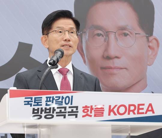 김문수 국민의힘 대선 후보가 오늘(27일) 오전 서울 여의도 국민의힘 중앙당사에서 공약 발표 기자회견을 하고 있다. (공동취재) 출처 : 뉴스1