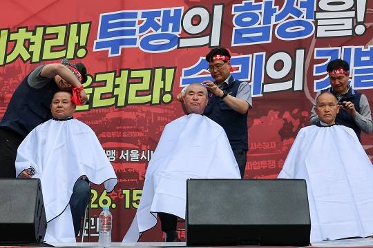 26일 서울 송파구 교통회관 앞에서 열린 서울시버스노조 총파업 투쟁 승리쟁취 버스노동자 결의대회에서 교섭위원들이 삭발식을 하고 있다.(사진/뉴스1)