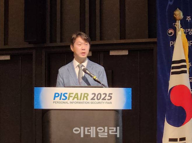 이지용 경찰청 경감이 27일 개최된 PIS페어 2025 행사에서 기조연설하고 있다. (사진=최연두 기자)