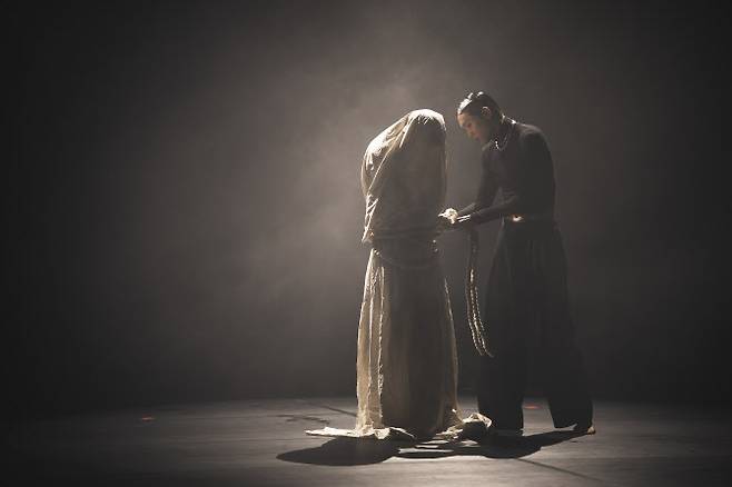 최호종이 퍼포먼스를 선보이고 있다(사진=매니지먼트 낭만).