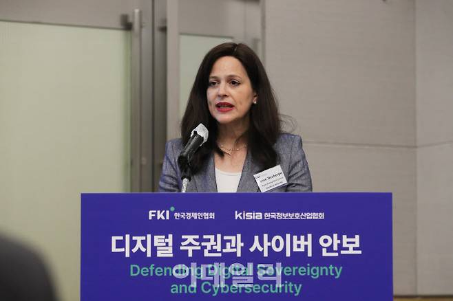 앤 뉴버거 스탠퍼드대학교 교수(전 백악관 국가안보위원회 부보좌관)가 27일 FKI타워 컨퍼런스센터에서 열린 ‘AI 시대의 디지털 주권과 사이버 안보’ 세미나에서 주제발표를 하고 있다. (사진=한경협)