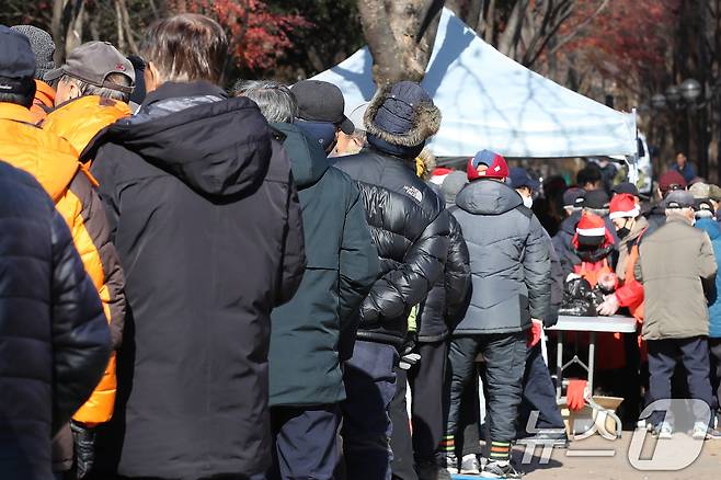 대구 달서구 두류공원 무료급식소에서 노인들이 길게 줄지어 점심 배식을 기다리고 있다. /뉴스1 ⓒ News1 공정식 기자