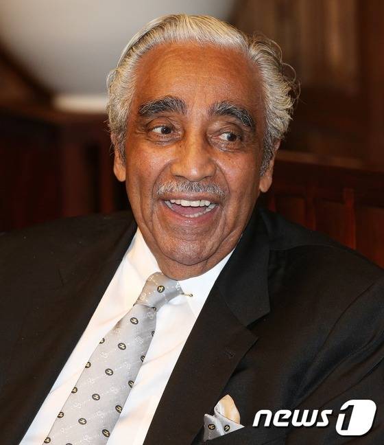 한국전 참전 용사인 찰스 랭글 미국 하원의원이 21일 서울 여의도 국회에서 정의화 국회의장을 예방해 환담을 나누고 있다. 2015.8.21/뉴스1 ⓒ News1 오대일 기자