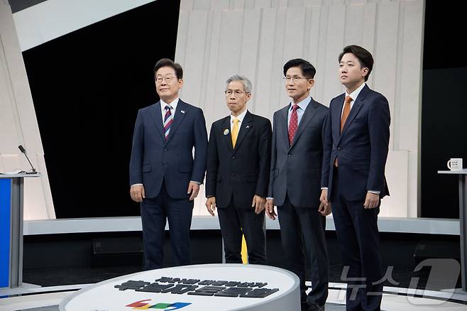 이재명 더불어민주당 대통령 후보(왼쪽부터), 권영국 민주노동당 대통령 후보, 김문수 국민의힘 대통령 후보, 이준석 개혁신당 대통령 후보가 27일 서울 마포구 상암동 MBC 스튜디오에서 진행된 정치 분야 TV토론회에 앞서 포즈를 취하고 있다. 2025.5.27/뉴스1 ⓒ News1 국회사진기자단